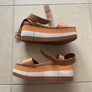 Naked feet flatforms